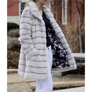 New Eliza J Grooved Faux Fur Coat Gray Sz S Tiered Long Sleeve Snaps Glam Luxury